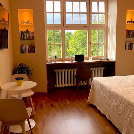 Centrally Located Apartment Overlooking Vermanes Park Riga Exterior foto