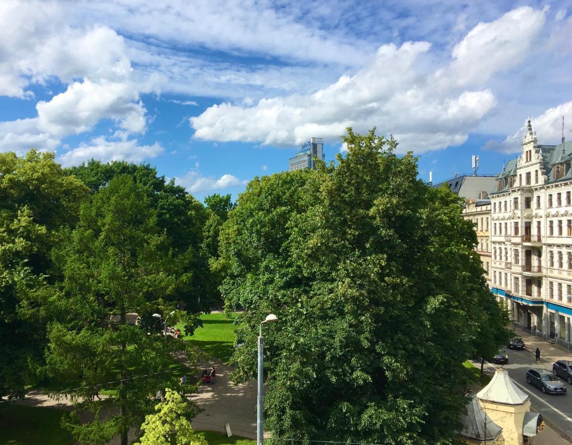Centrally Located Apartment Overlooking Vermanes Park Riga Exterior foto