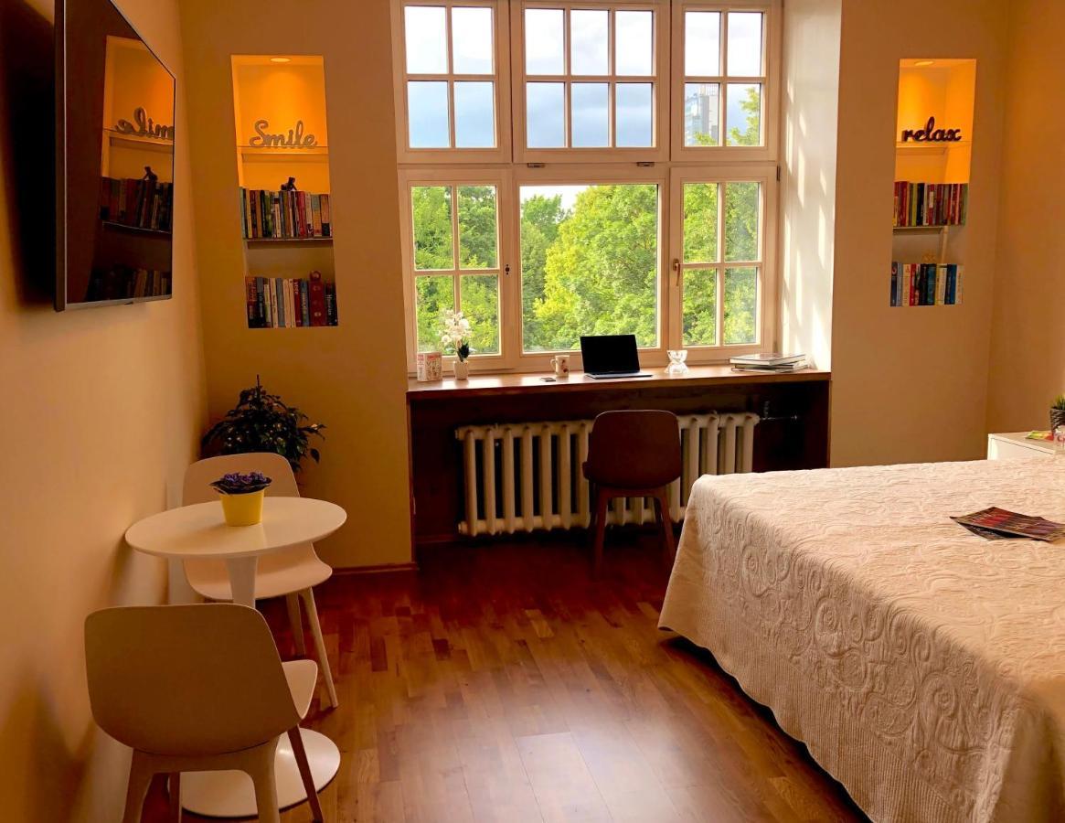 Centrally Located Apartment Overlooking Vermanes Park Riga Exterior foto